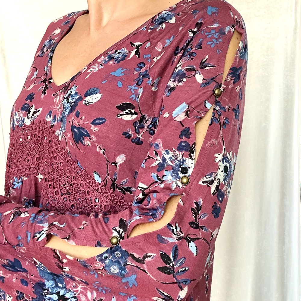 NWT. Peasant blouse with arm cut-outs - Picture 2 of 3